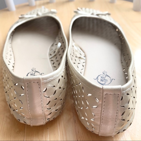 Solemates Gold Perforated Bow Tie Ballet Flats 8 - Picture 7 of 8